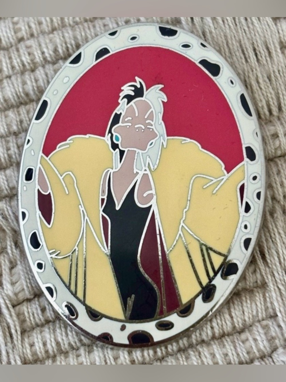 DISNEY 2002 The Disney Store 101 Dalmatians Cruella de Vil Pin